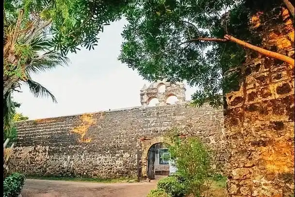 חומות האבן של המצודה ההולנדית בקלפיטיה מהמאה ה-17