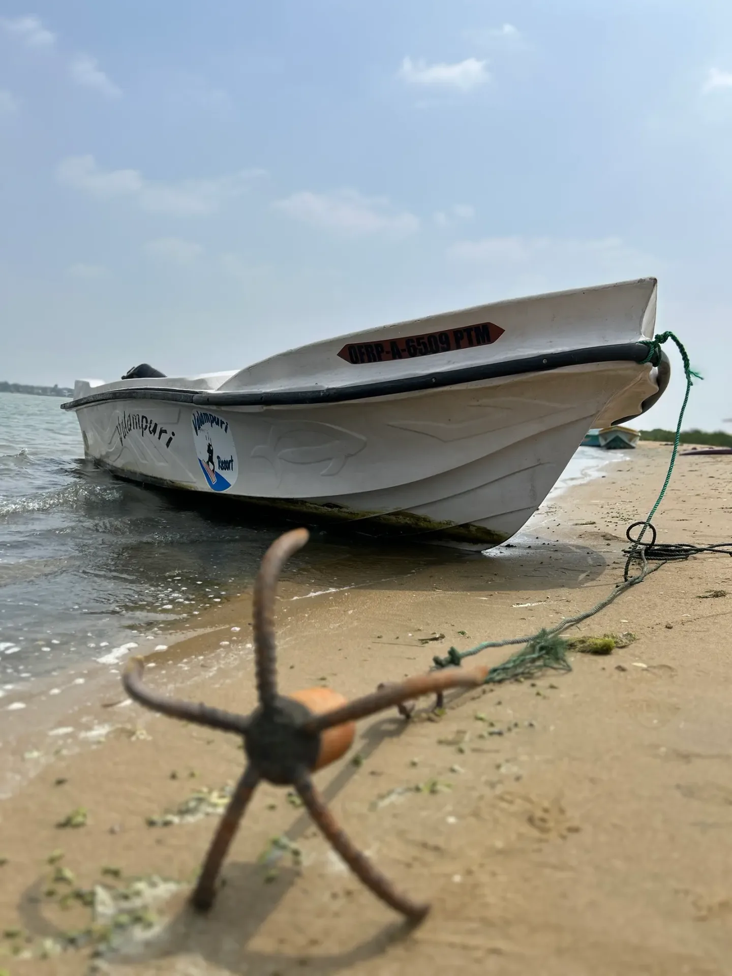 סירה עוגנת בחוף אי ארומטיוו, קלפיטיה