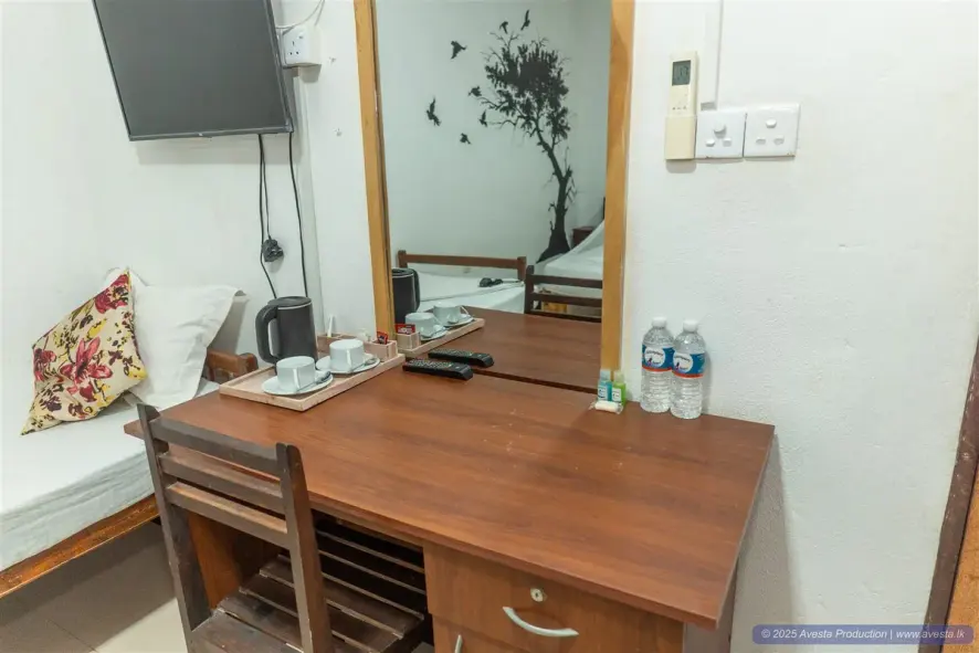 שולחן כתיבה עם תה ומוצרי טיפוח בבקתת הקומפורט ליד הבריכה